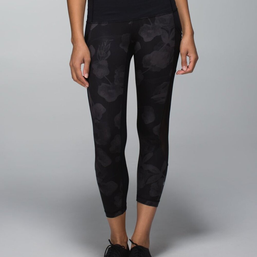 Lululemon Seek the Heat Crop Size 8 23" Inky Floral Soot Mesh